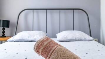 1 slaapkamer, een bureau, een strijkplank/strijkijzer, reisbedje