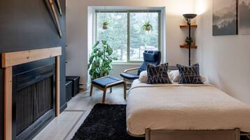 1 bedroom, desk, travel crib, WiFi