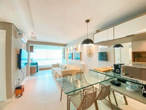 Apartamento família | Área de estar | TV