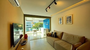 Familienapartment, 2 Schlafzimmer | Wohnbereich | Fernseher