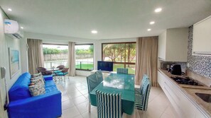 Familieleilighet, 2 soverom | Oppholdsområde | TV