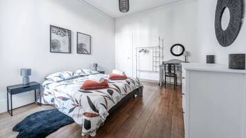 2 chambres, bureau, fer et planche à repasser, lit parapluie