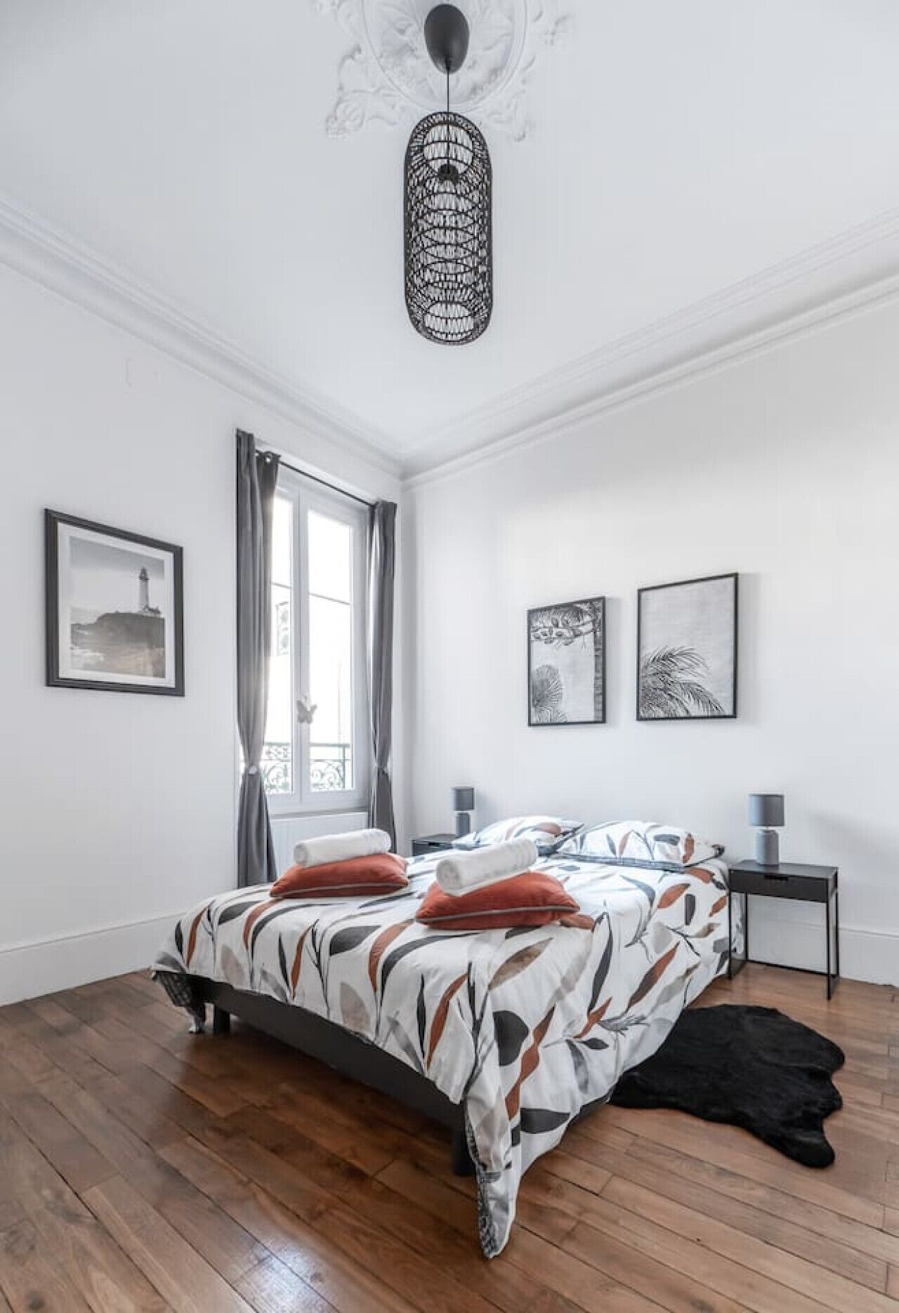 2 habitaciones, escritorio y tabla de planchar con plancha 