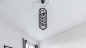 2 habitaciones, escritorio y tabla de planchar con plancha