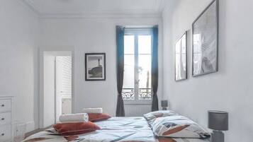 2 chambres, bureau, fer et planche à repasser, lit parapluie