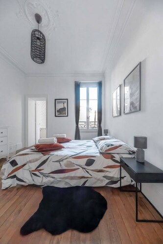 Large apartment with terrace, free parking