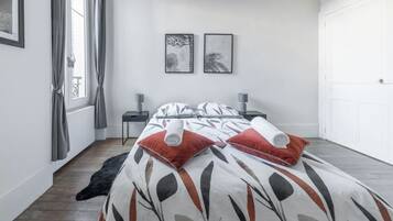 2 habitaciones, escritorio y tabla de planchar con plancha