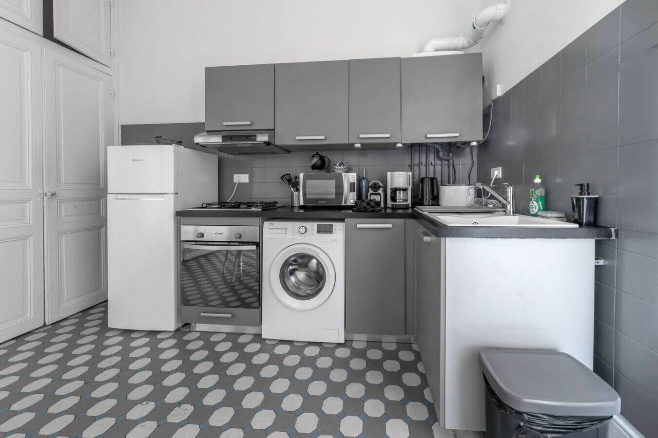 Kühlschrank, Mikrowelle, Ofen, Herdplatte