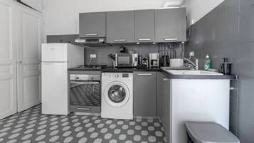 Réfrigérateur, micro-ondes, four, plaque de cuisson