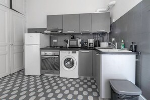 Réfrigérateur, four à micro-ondes, un four, surface de cuisson