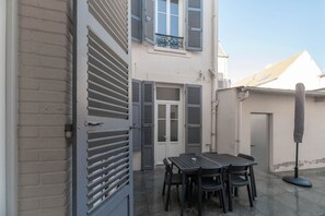 Outdoor dining - Large apartment with terrace, free parking (Vichy)