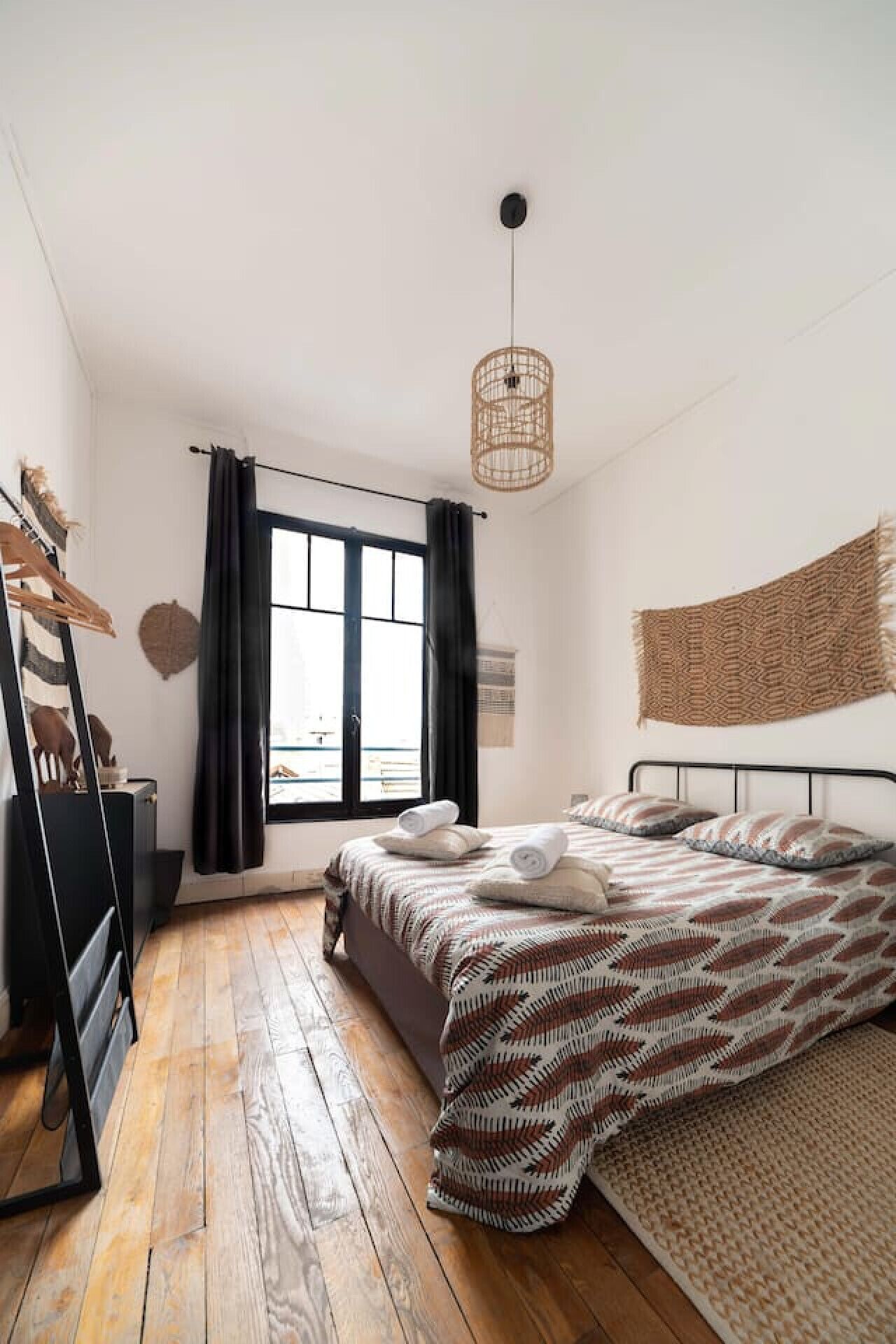 2 chambres, bureau, fer et planche à repasser, lit parapluie