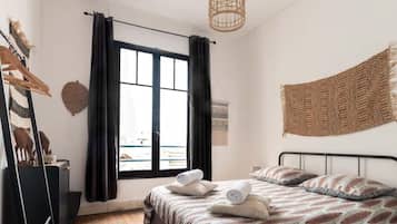 2 chambres, bureau, fer et planche à repasser, lit parapluie