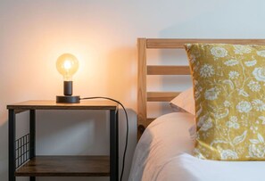 1 habitación, escritorio, tabla de planchar con plancha y cuna de viaje 