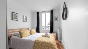 Une chambre à coucher avec un lit, une fenêtre et un radiateur.