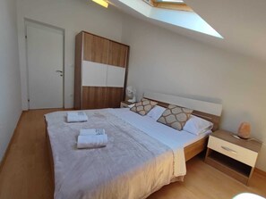 2 slaapkamers, een strijkplank/strijkijzer, wifi, beddengoed