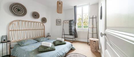 2 sovrum, skrivbord, strykjärn/strykbräda och resesäng