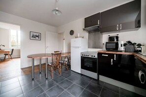 Fridge, microwave, oven, coffee/tea maker - Large Bohemian T3 80m2 with Private Parking (Vichy)