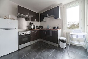 冷蔵庫、電子レンジ、オーブン、コンロ