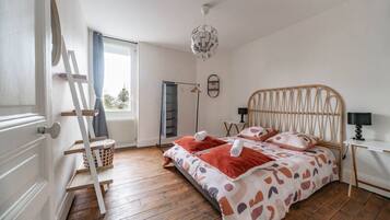 Schreibtisch, Bügeleisen/Bügelbrett, Reisekinderbett, kostenloses WLAN