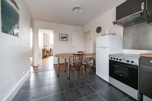 冷蔵庫、電子レンジ、オーブン、コンロ