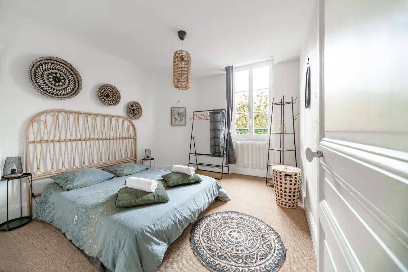 2 bedrooms, desk, iron/ironing board, travel cot