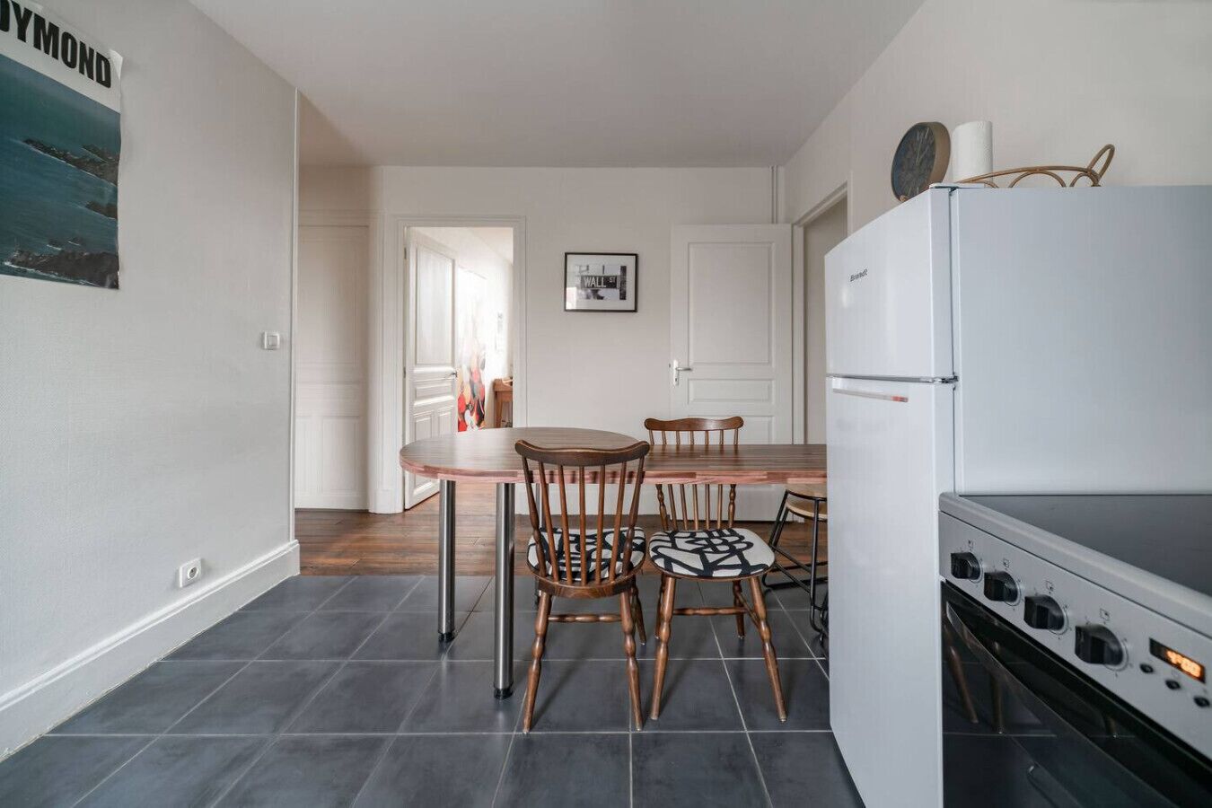 Kylskåp, mikrovågsugn, ugn och kaffe- och tebryggare