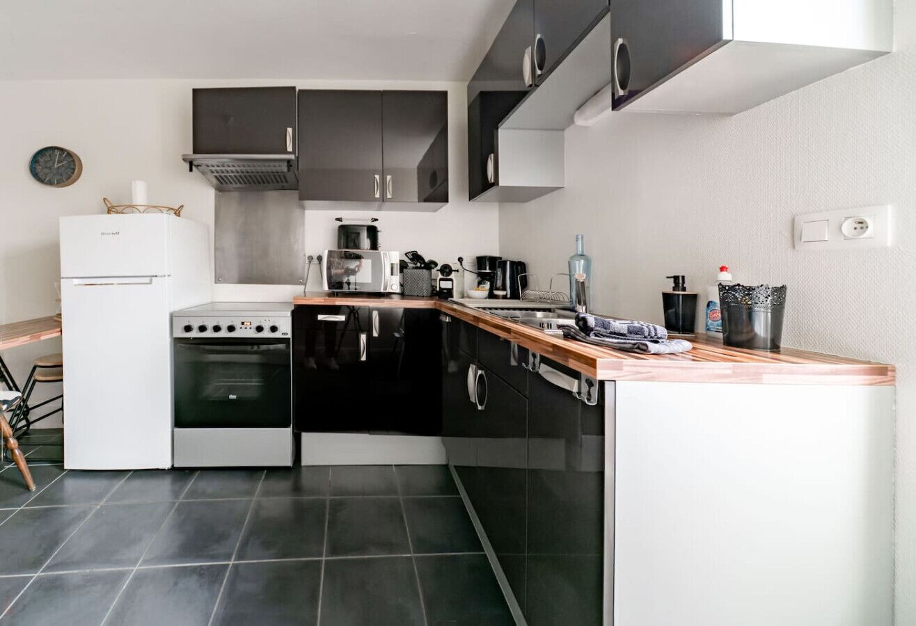 Réfrigérateur, micro-ondes, four, plaque de cuisson