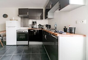 Een koelkast, een microgolfoven, een oven