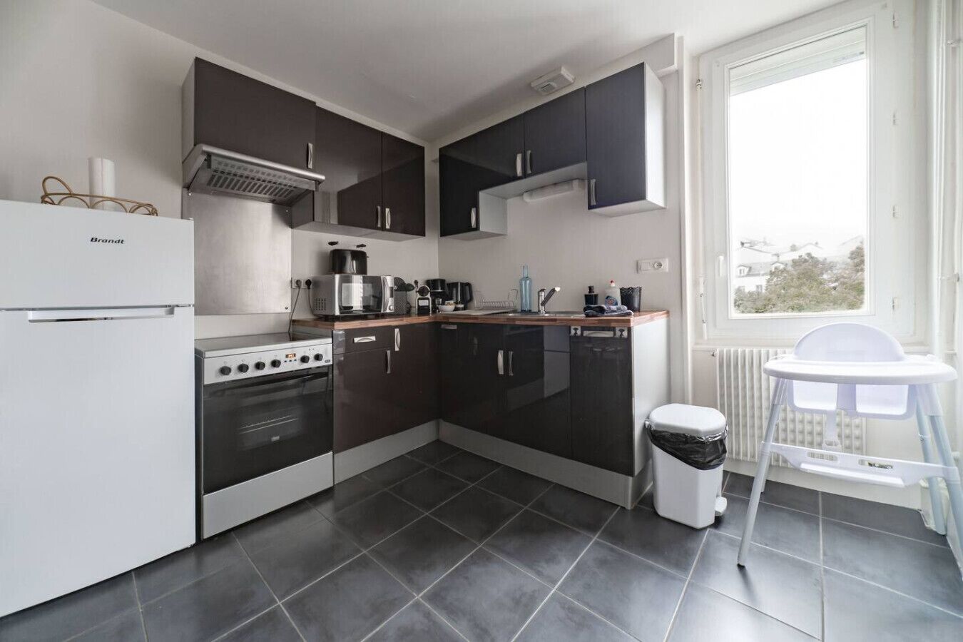 Fridge, microwave, oven, coffee/tea maker