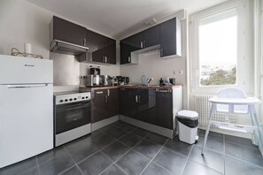 Fridge, microwave, oven, coffee/tea maker