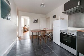 Een koelkast, een microgolfoven, een oven