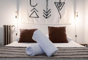 1 makuuhuone, työpöytä, silitysrauta/-lauta, vauvan matkasänky