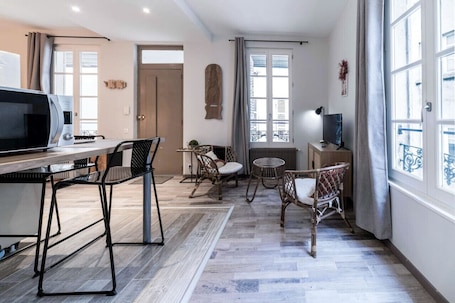 Dining. Superbe studio dans immeuble classé