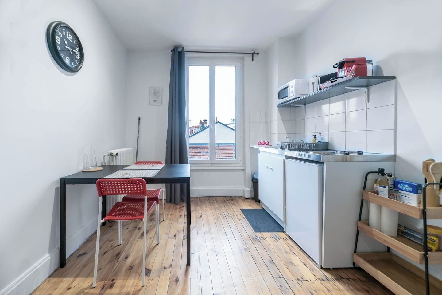 Cafetière/bouilloire, réfrigérateur, micro-ondes, grille-pain