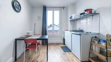 Coffee/tea maker, fridge, microwave, toaster