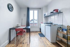 Refrigerador, microondas, cafetera/tetera, tostadora