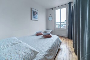 Schreibtisch, Bügeleisen/Bügelbrett, Reisekinderbett, kostenloses WLAN