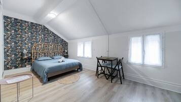 1 chambre, bureau, fer et planche Ă repasser, lit parapluie