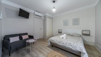 1 makuuhuone, työpöytä, silitysrauta/-lauta, vauvan matkasänky