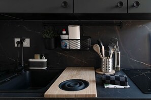 Fridge, microwave, coffee/tea maker, toaster - Superbe studio climatisé dans immeuble classé (Vichy)