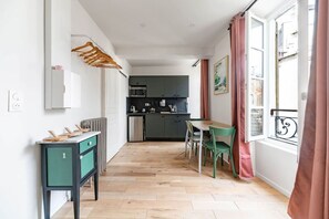 Fridge, microwave, coffee/tea maker, toaster - Superbe studio climatisé dans immeuble classé (Vichy)