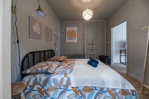 1 slaapkamer, een bureau, een strijkplank/strijkijzer, reisbedje