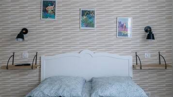 1 dormitori, planxa i posts de planxar i un bressol de viatge