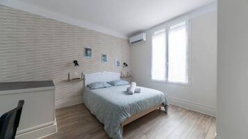 1 dormitori, planxa i posts de planxar i un bressol de viatge