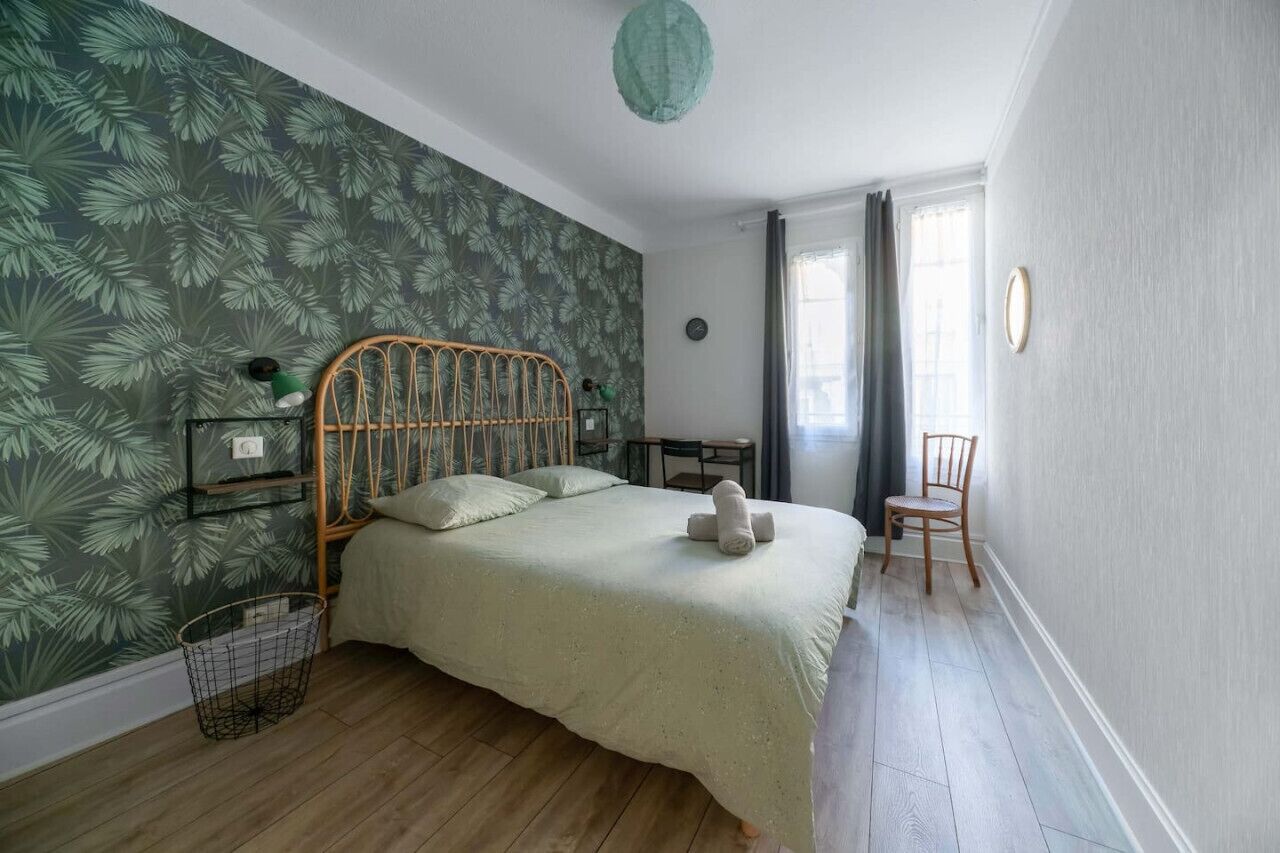 2 habitaciones, insonorización y tabla de planchar con plancha 