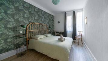 2 habitaciones, insonorización y tabla de planchar con plancha