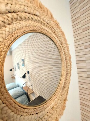 5 slaapkamers, een bureau, een strijkplank/strijkijzer, reisbedje