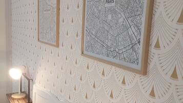 5 bedrooms, desk, iron/ironing board, travel crib