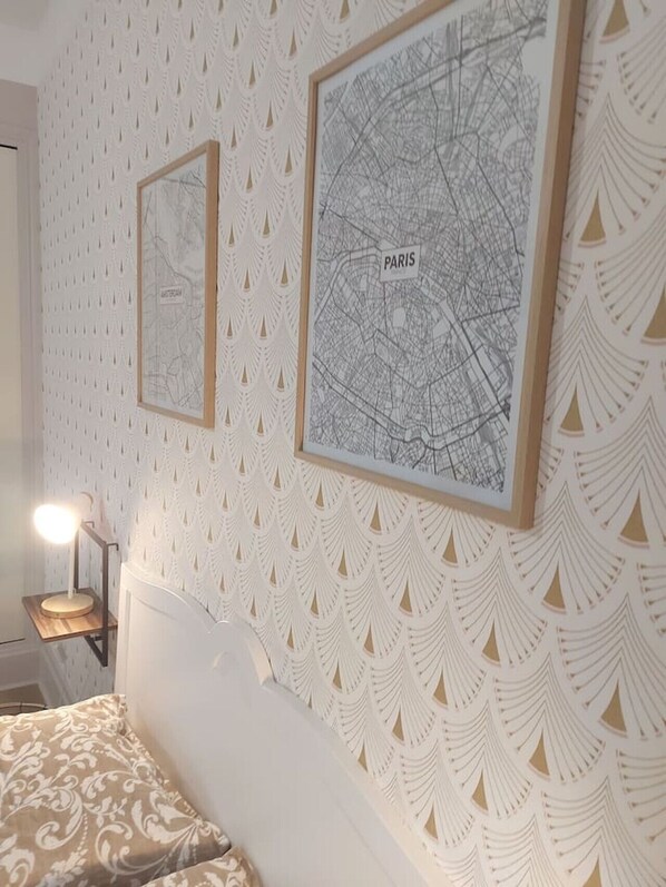 5 slaapkamers, een bureau, een strijkplank/strijkijzer, reisbedje